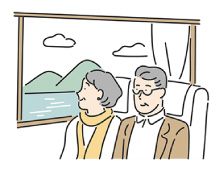 車窓から遠くを眺める旅の夫婦